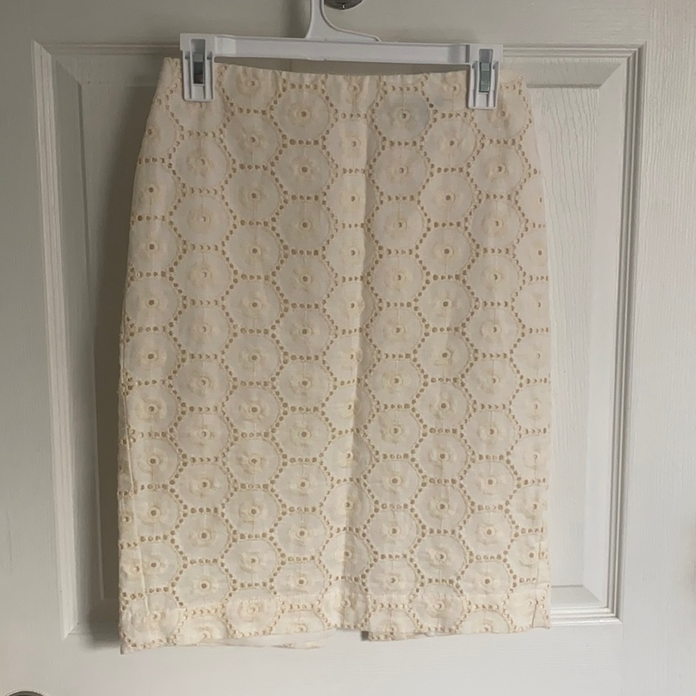 Ann Taylor pencil skirt. Cream. Size 4.